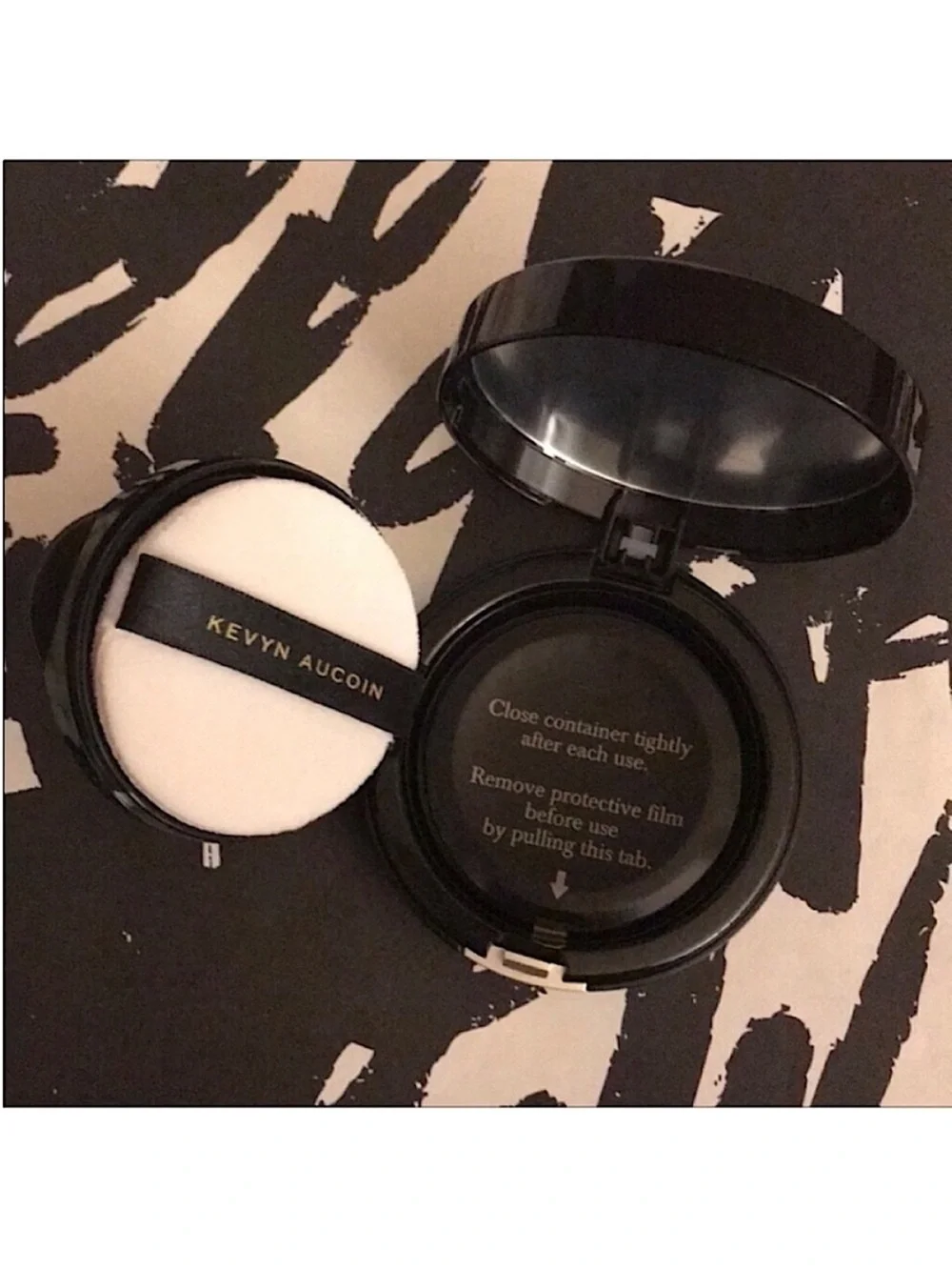 Kevyn Aucoin Gossamer Loose Setting Powder with Puff in Diaphanous  0.11 oz/ 3 g
